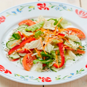 Овощной салат с медовой заправкой и семечками