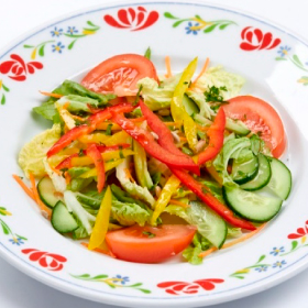Овощной салат с медовой заправкой и семечками