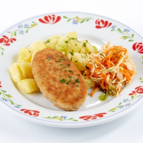 Шницель с пикантным маслом и толчёным картофелем