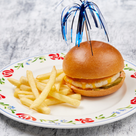 Бургер с куриной котлетой и картофелем фри