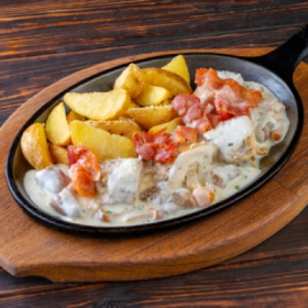 Куриные бёдрышки с сердечками и картофельными дольками