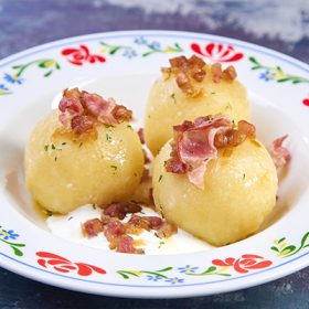 Клецки с мясом и грибами со сметаной