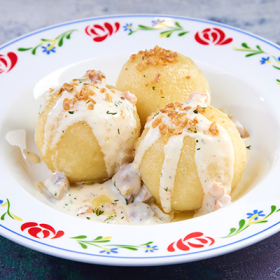 Клецки с мясом и грибами со сливочным соусом